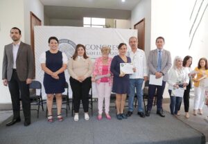 Congreso del Estado entrega reconocimiento a empleadas y empleados
