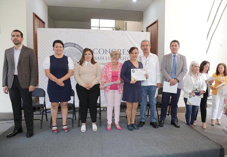 Congreso del Estado entrega reconocimiento a empleadas y empleados